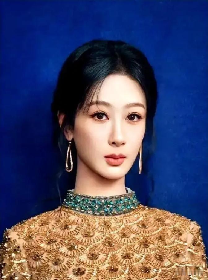 杨紫在2025微博之夜领奖时，话筒突然没声，她直接蹲下去调线，全场安静等她修好。