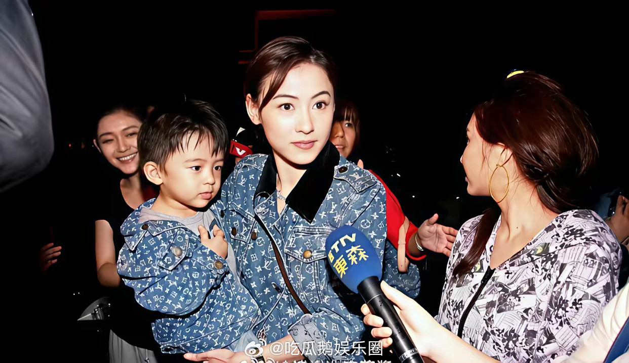 当年张柏芝抱着lucas后面居然是大s！啊啊啊，到现在才发现！这样的同框，真美