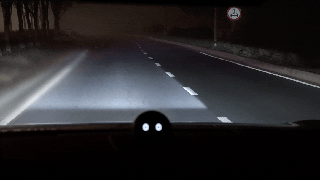 蔚来es9首发S形领航变道光毯，实现灯光“拐弯”。基于MicroLED与HDP