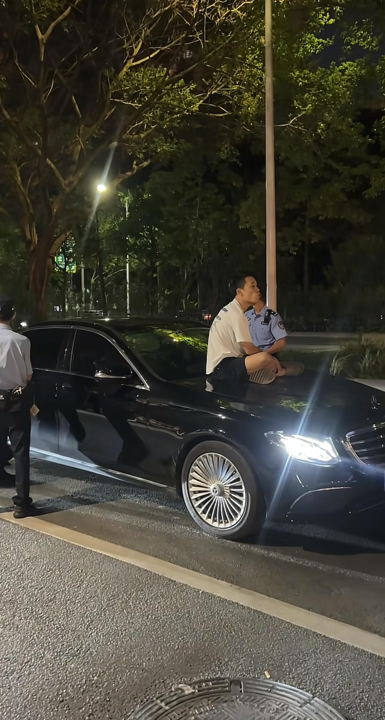 女朋友借走奔驰e300开了半个月，结果出轨了。南宁抓马事件，车机盖上坐着的是