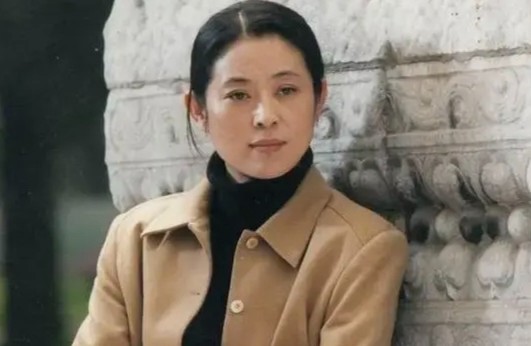 90年代，倪萍家包括保姆一共5个人，但她每天做4只海参，保姆没份。倪萍姥姥说：“