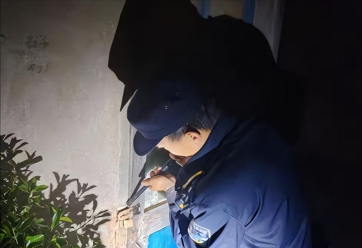 "跨国求助！"上游新闻5月8日报道，凌晨，远在新加坡的黄女士习惯性打开手机监控，
