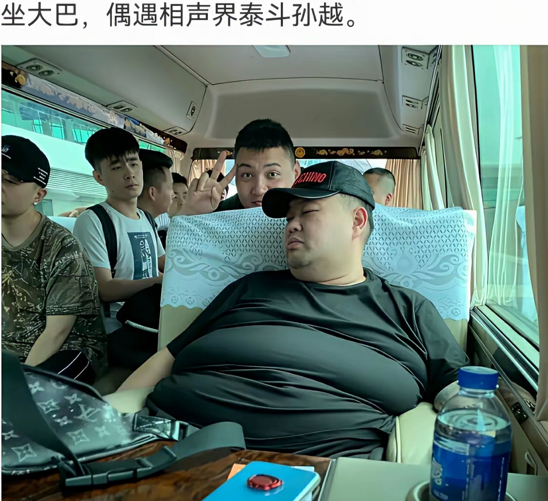 岳云鹏说的没错，机票果然要买两张连坐的