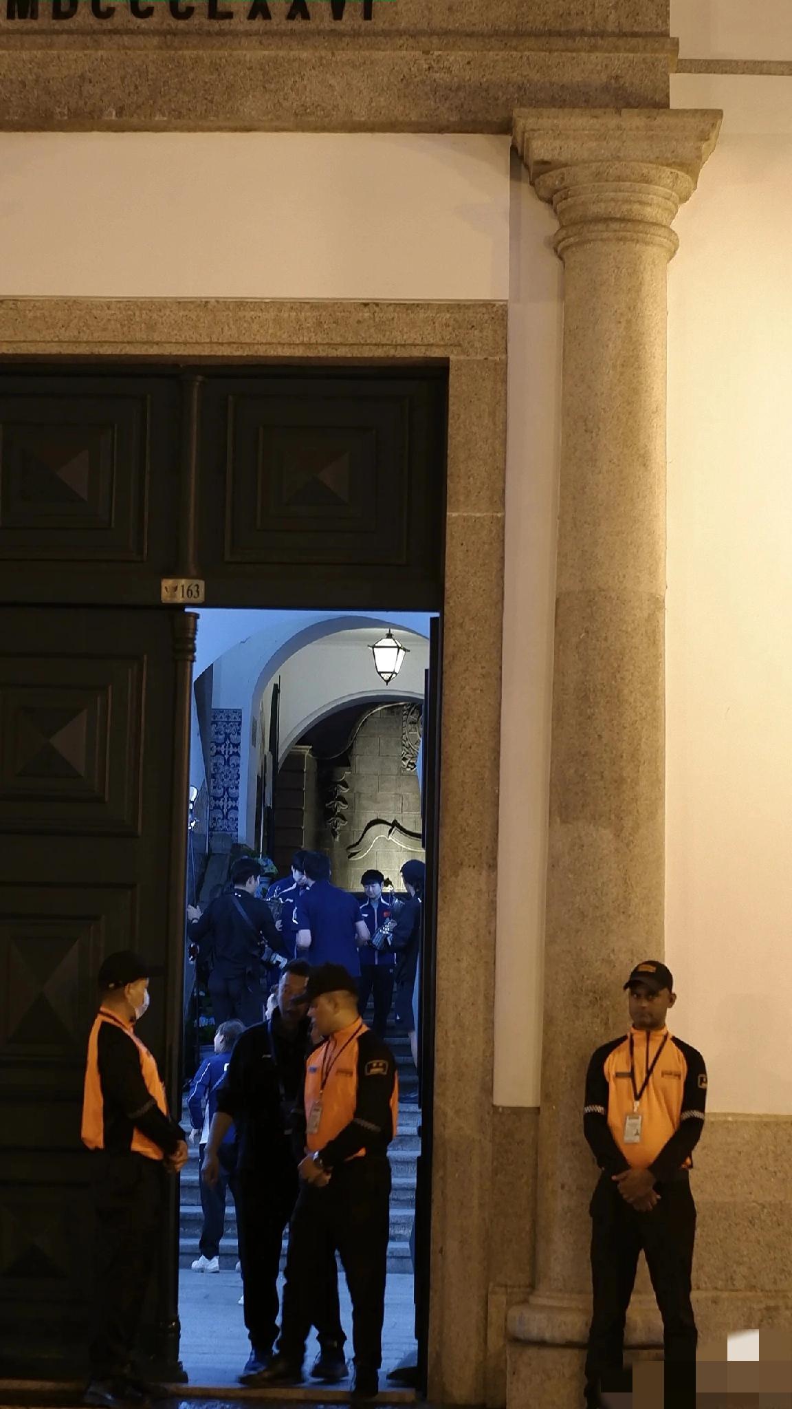 孙颖莎和王楚钦澳门夺冠后，深夜12点左右跑到澳门市政局门口拍摄，真是够辛苦。