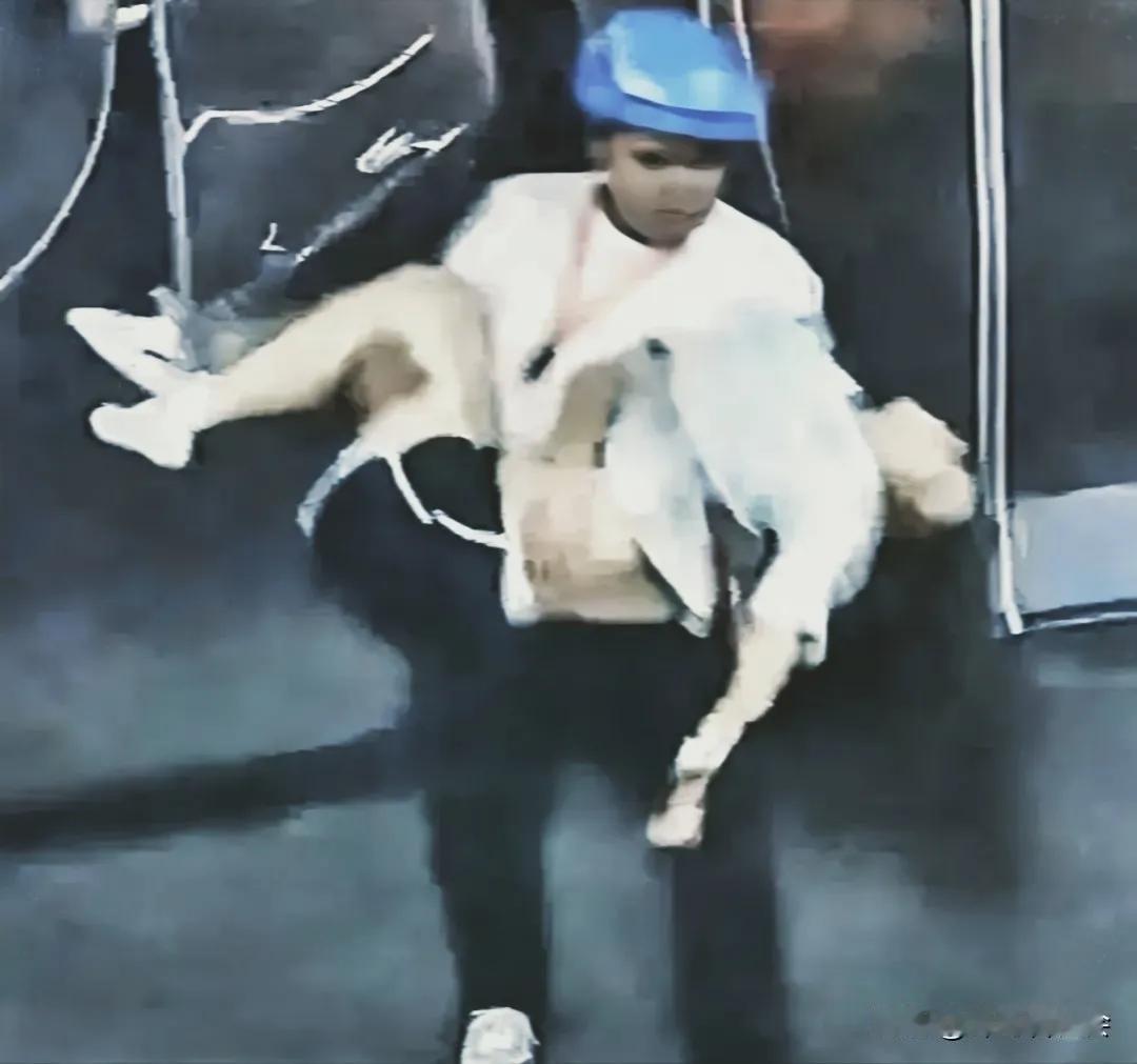 救命啊！你们敢信吗就是有个外卖小哥晚上跑去炸鸡店拿单子结果刚到店里那个老