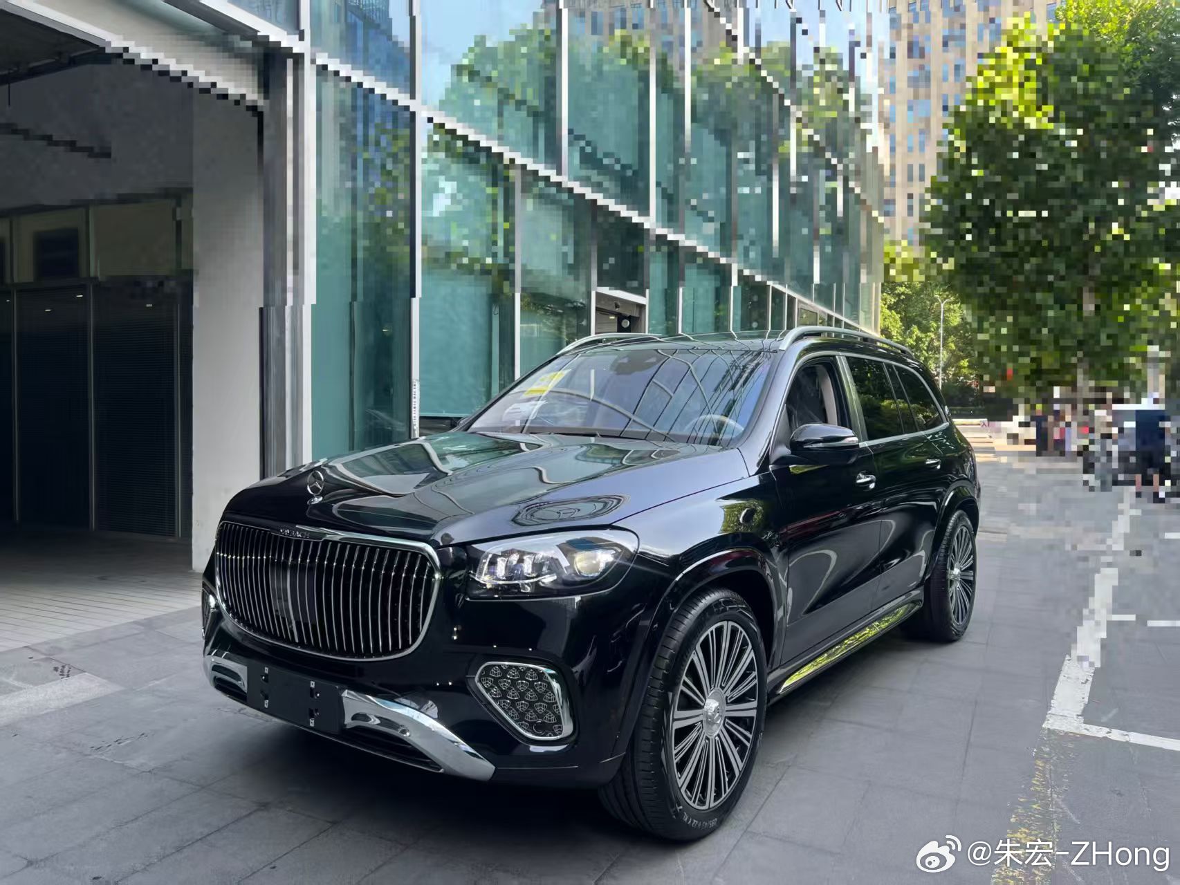 迈巴赫GLS480黑棕指导价1498000元现在加1万左右的豪车税主要是这