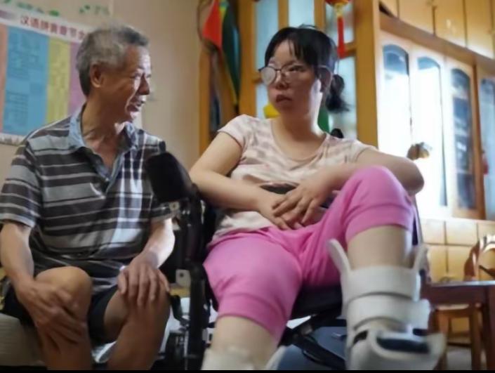 30岁安徽女博士妊娠后下肢失去知觉卧病在床，老公贴心照料，没料到，诞下男婴后，老