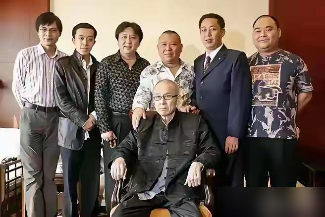 德云社一张合影，哪有什么师徒情深，全是赤裸裸的权力站位。你以为郭德纲身边站的