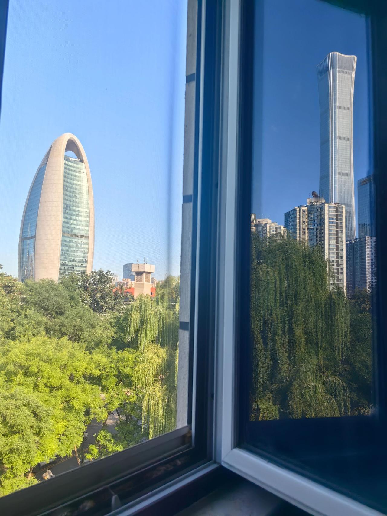 客厅吃早餐一转头居然一扇窗户里有三座CBD标志性建筑发现美，心情好一天…
