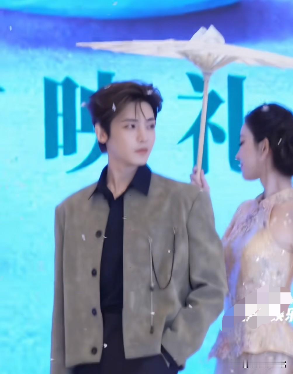 我怎么感觉这两人配一脸呢？侯明昊挺帅的才发现，娜扎大美女就不用说了，感觉他有点被