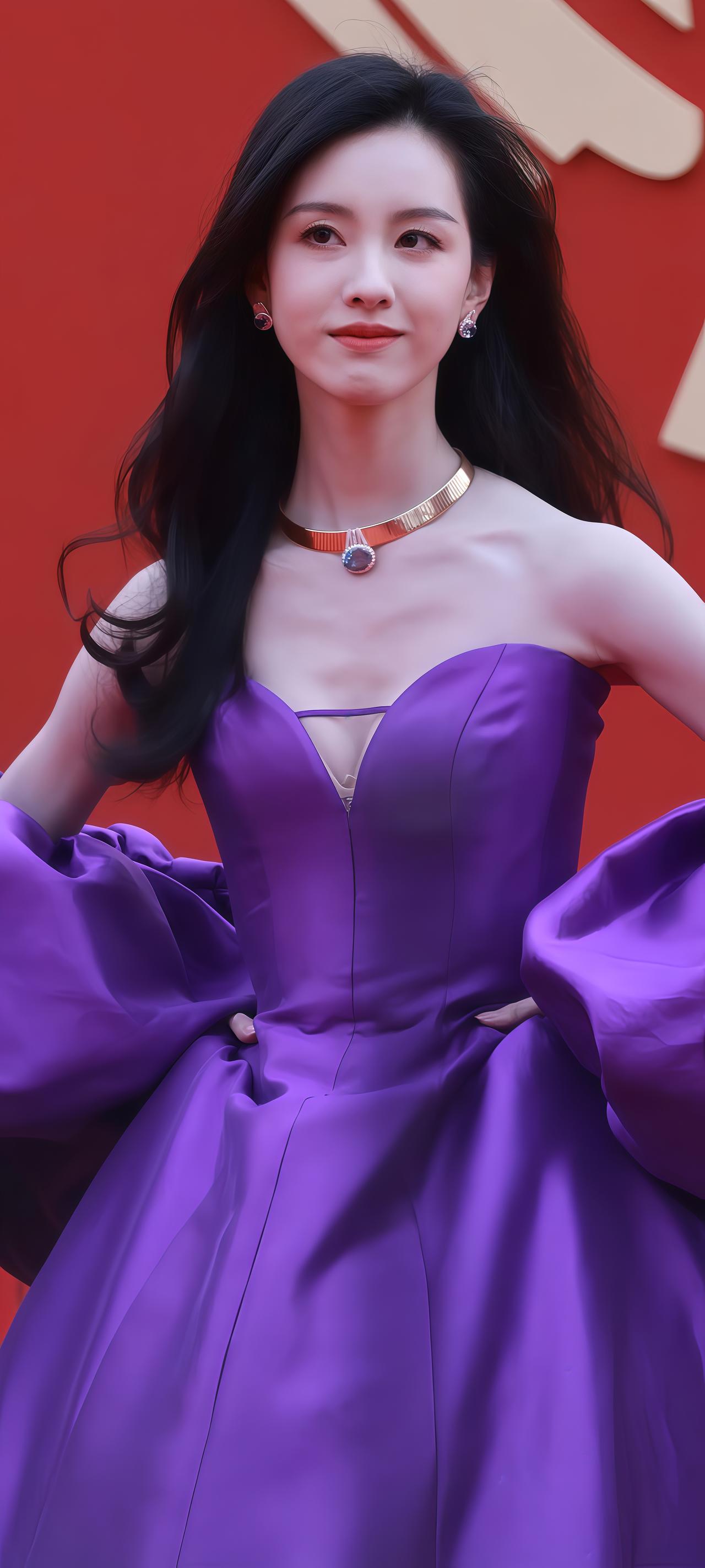 陈都灵，优雅紫色晚礼服，闪耀红毯之夜