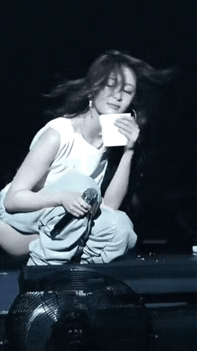 惊呆了，这是在开演唱会吗？