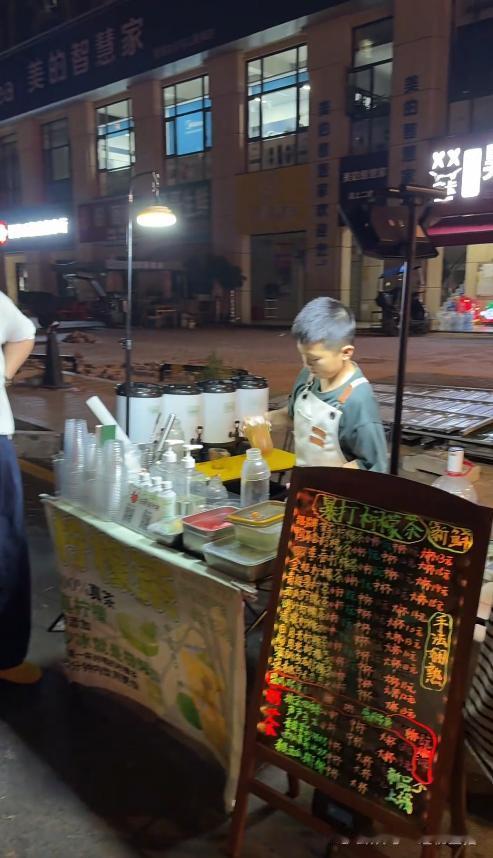 厉害！长沙五年级男生摆摊卖奶茶，月入4000还雇同学当员工！湖南长沙，这位11岁