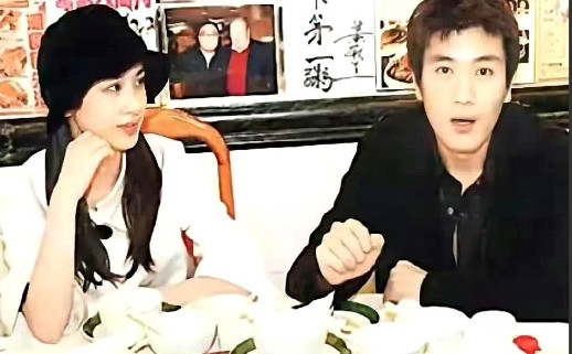 年轻时黄圣依竟然这么深情看过杨子？那双眼睛里的光骗不了人！网友翻出二十年