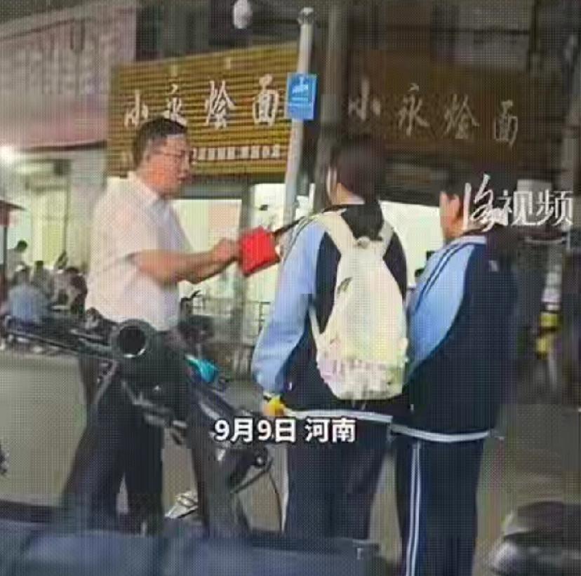 晚上九点，一位高中老师下班路上撞见俩穿校服的女生，正和三个纹着花臂、染着黄毛的小