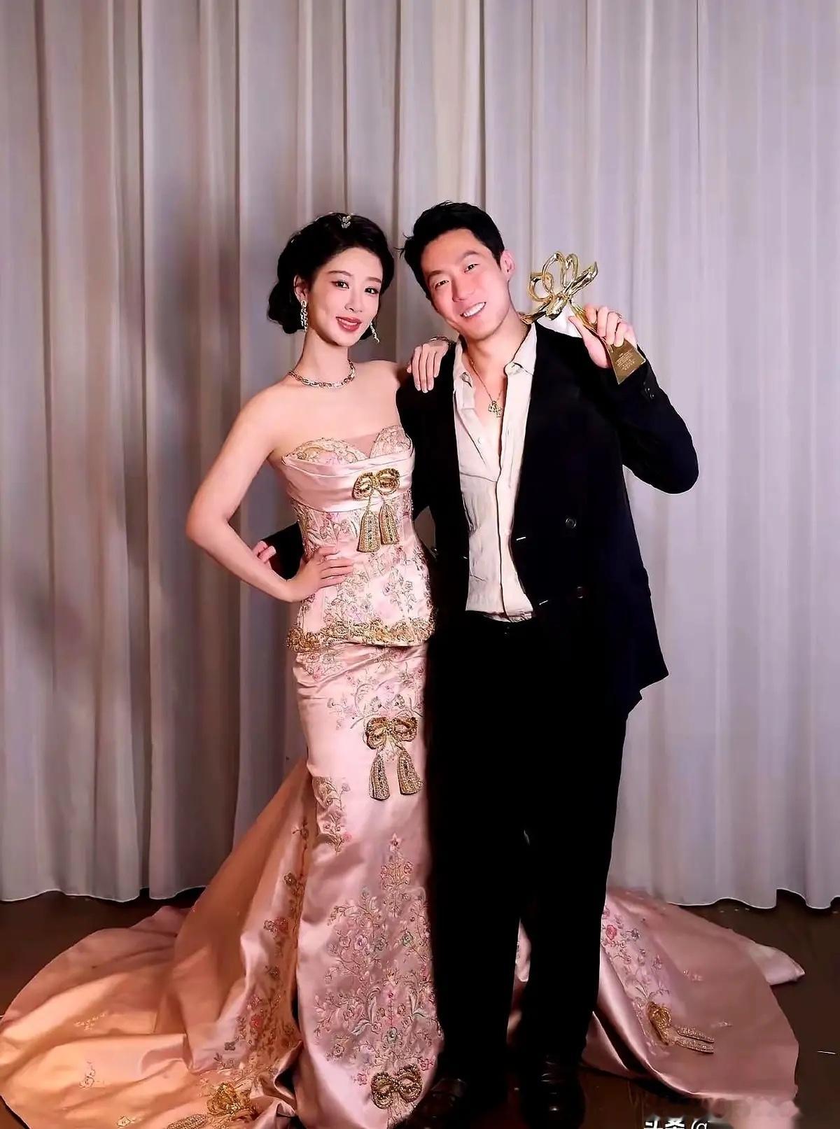 大半夜刷到杨紫和经纪人那张靠肩合照，我第一反应也是：卧槽，这两人绝对有事儿吧？但