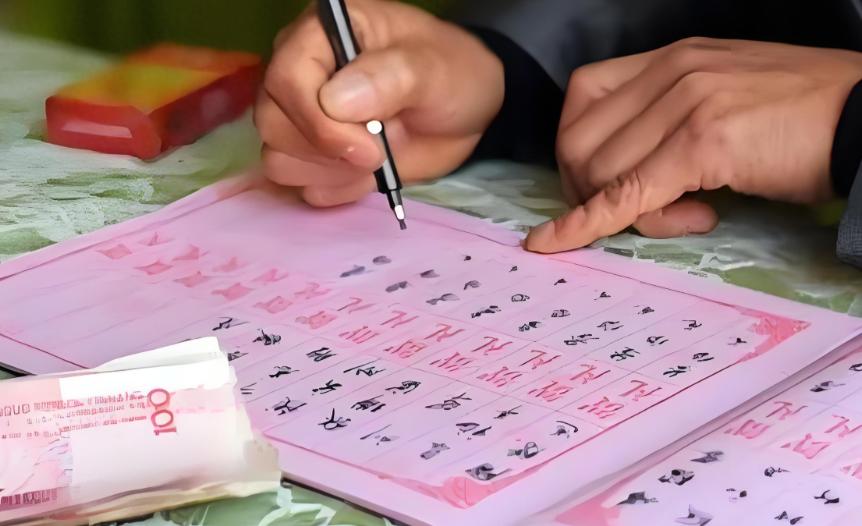 上个月同事结婚，我包了600红包。旁边大姐瞥了一眼，小声嘀咕：“咋随600？不吉