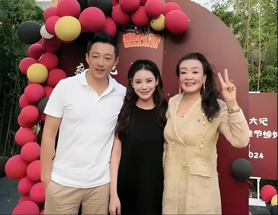 面对马晓梅的负面新闻，张兰的反应是对的吗？　　张兰在自己的一生活中经历了很多