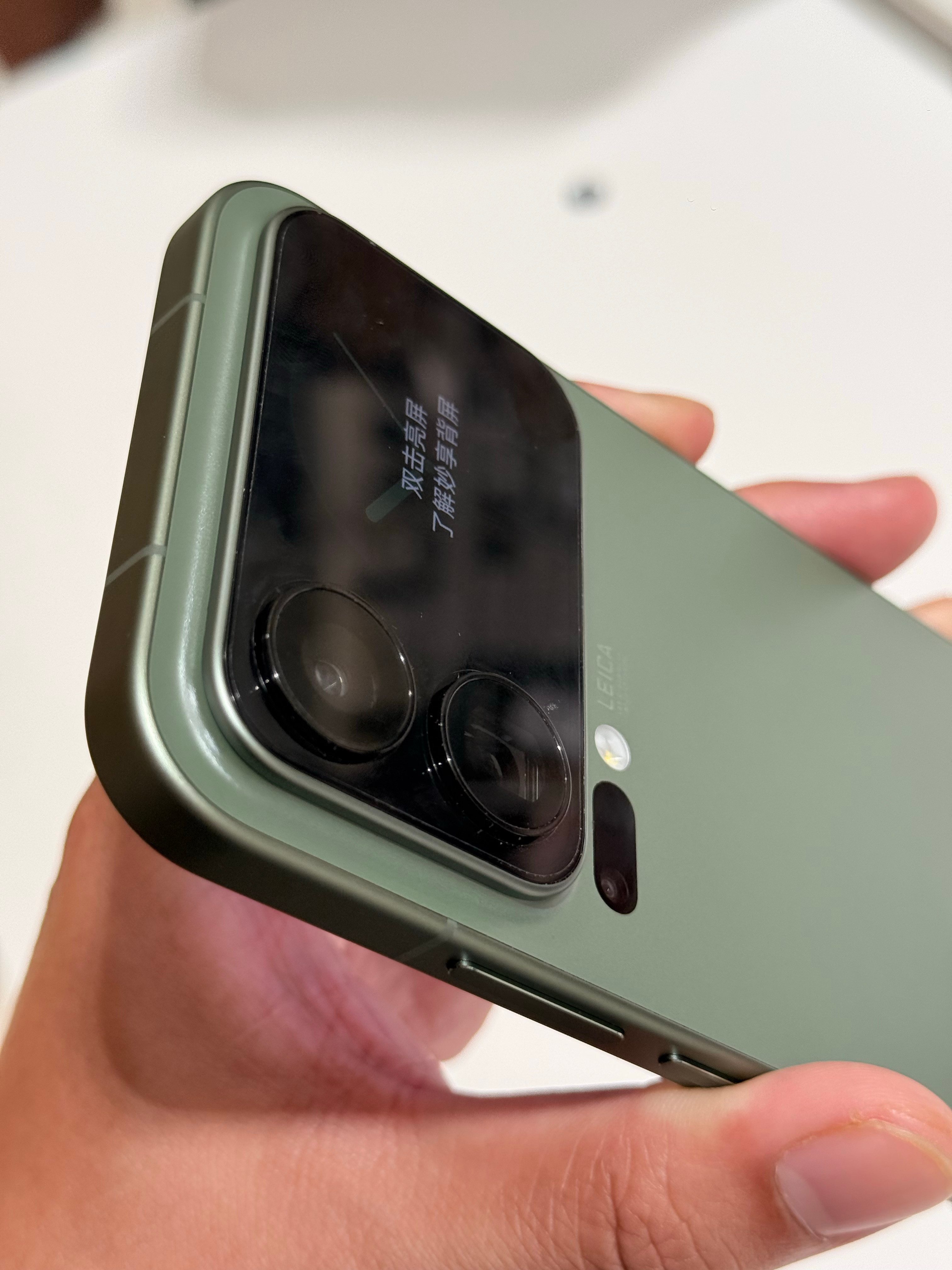小米18Pro23日发布外观看起来总体和小米17Pro变化不大摄像头凸起优化18