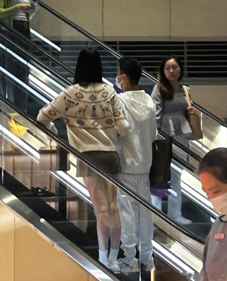 36岁奚梦瑶和老公何猷君在香港逛商场，夫妻俩手挽着手走路，看起来好甜蜜。奚梦瑶穿