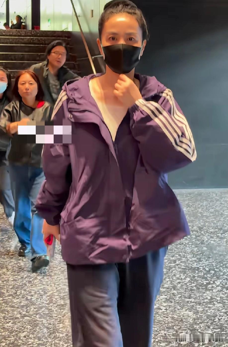 5月1日，王菲现身北京艺术中心看话剧《浮士德》，旁边跟着几个朋友，有发小也有歌迷
