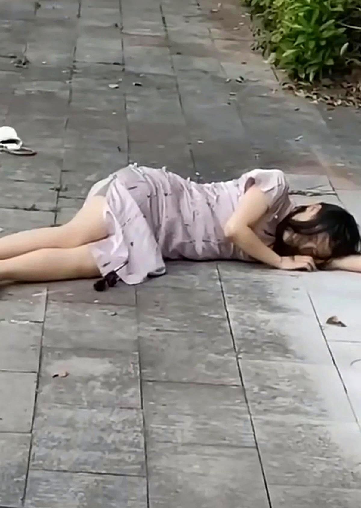 横店流水线疯了。每天200部短剧从这条传送带滚出来，三秒软色情、十秒扇耳光、十