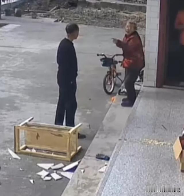 陕西，一男子带着媳妇回老家看望母亲，刚吃完饭老母亲突然脸一黑，伸手问儿子要钱，张