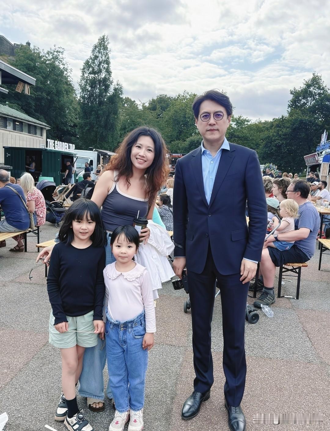 爱丁堡街头偶遇靳东，这份跨国偶遇也太惊喜了今天逛爱丁堡的时候完全没料到会有这
