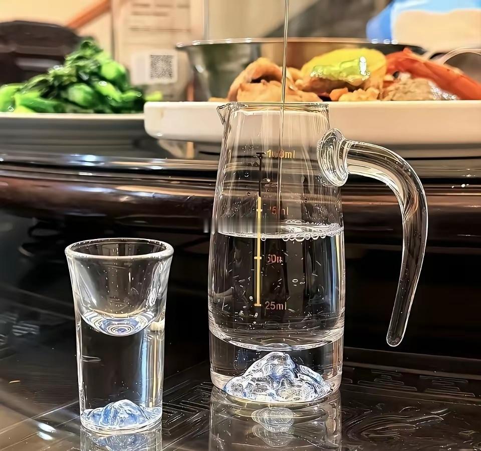 中国六大名酒：一、茅台酒；二、五粮液酒；三、泸州老窖酒；四、汾酒；五、西凤酒；六