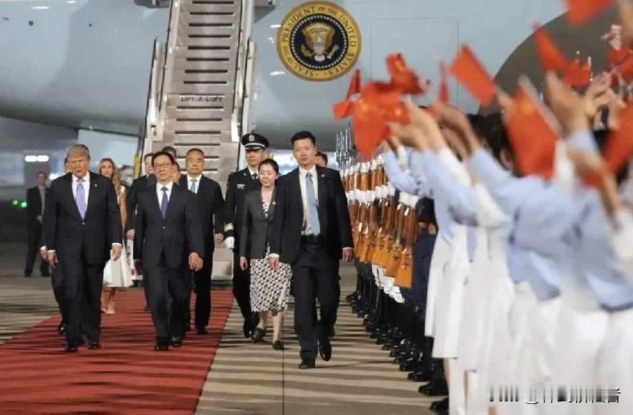 特朗普，包括美国特勤都信赖中国安保，下飞机没有带防弹玻璃，没有贴身警卫，因为中国