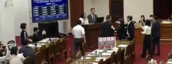 今天台湾省立法机构财委会开会时差点打了起来，会议开到上午9时34分时，民进党立委