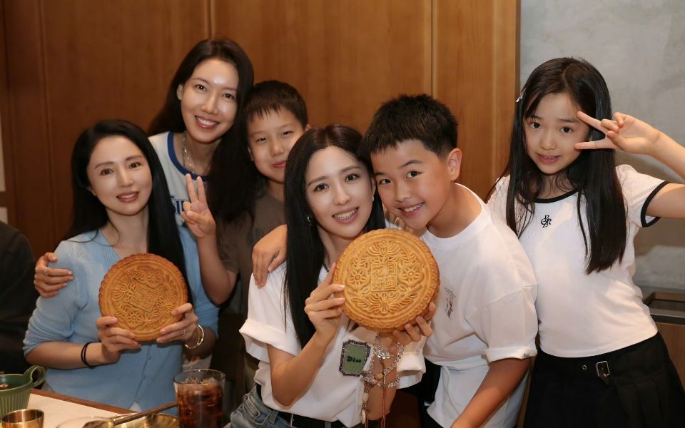 高露9岁儿子在2026年国庆期间的一场圈内好友聚会中罕见曝光了正面照，画面里小家伙和妈妈如同复制粘贴