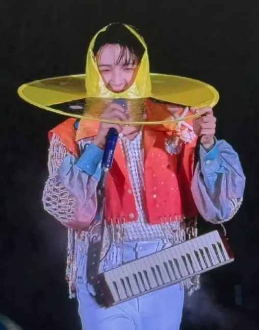 周深真是內娱活人天花板！南京演唱会遇上大雨歌迷疯狂喊话周深穿雨衣，周深听劝但