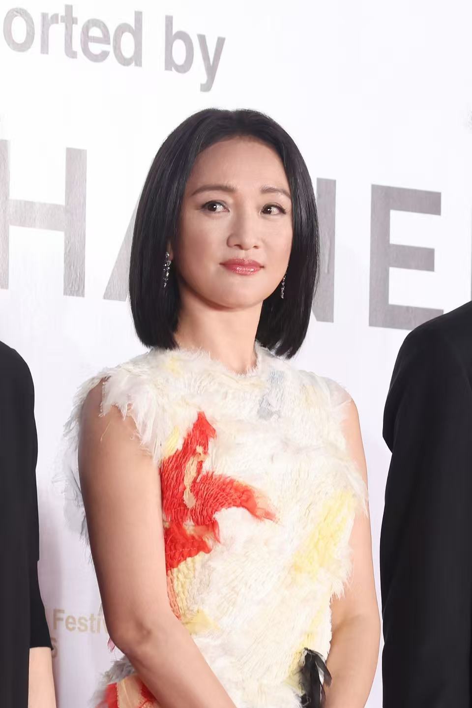 周迅釜山电影节首穿香奈儿高定釜山红毯上的周迅太有分量✨香奈儿全新高定的全球首次上