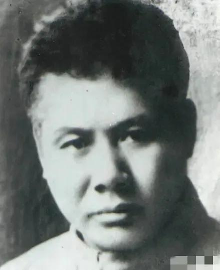 1934年，国民党少将莫雄救下近9万红军，1951年却被判处死刑，毛主席下令：此