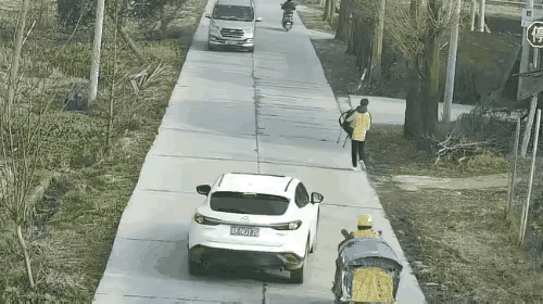 白车在前方道路不具备超车条件的情况下强行超车，超车后遇行人立即刹车，未给后面的三