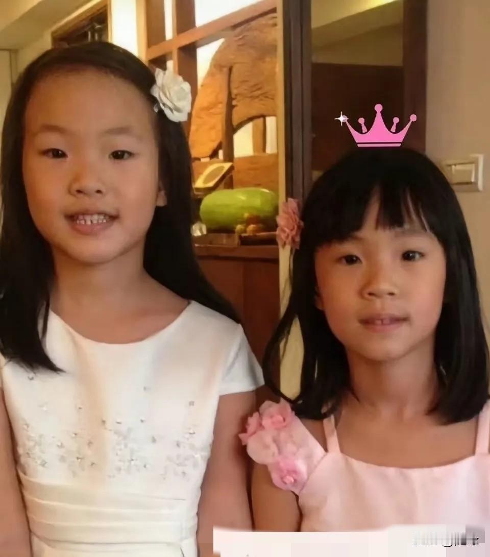 有没有觉得很奇怪，小S的三个女儿，明明小的时候长相很普通，为什么长大后个个都很漂