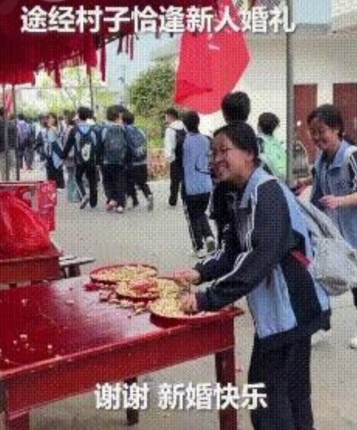 百子送福，千金不换。没想到上报纸了！陕西安康，一对新人结婚，刚接亲回来，不料，高