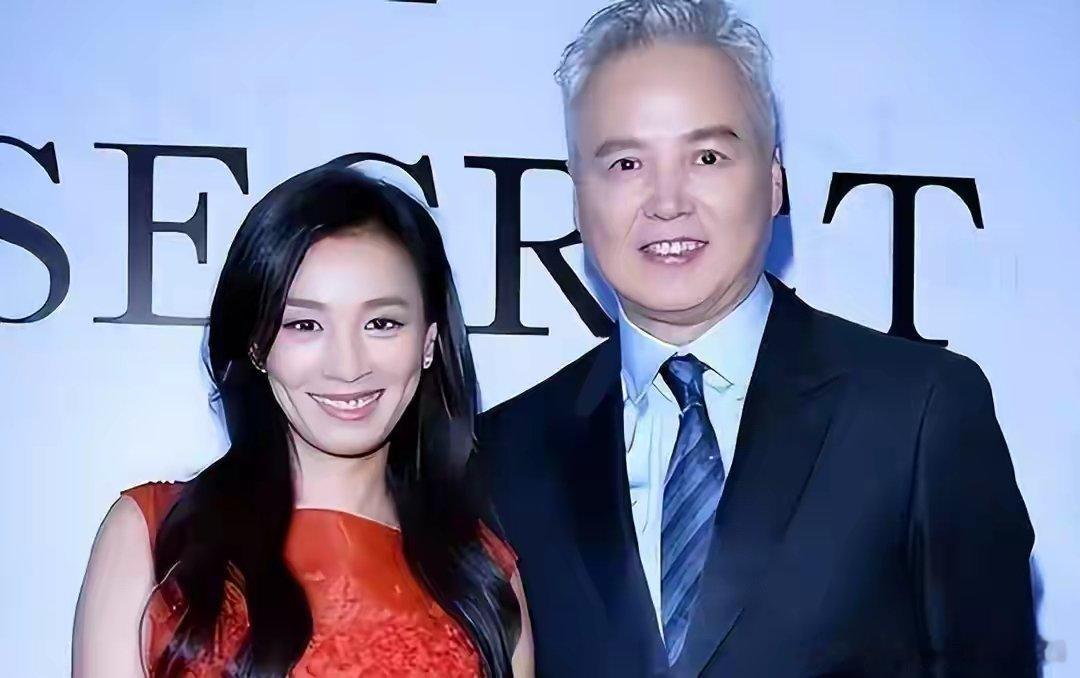 张庭一家拍全家福，15岁女儿露“大肚皮”有孕感，儿子高帅像混血​​​