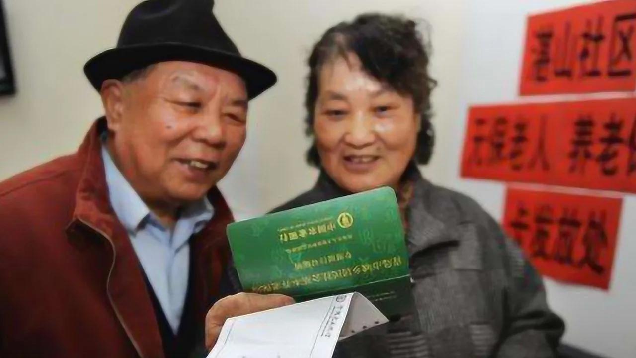 今天刷到多地养老金补发进入收尾阶段，身边不少长辈在问钱什么时候到账。官方明确8月