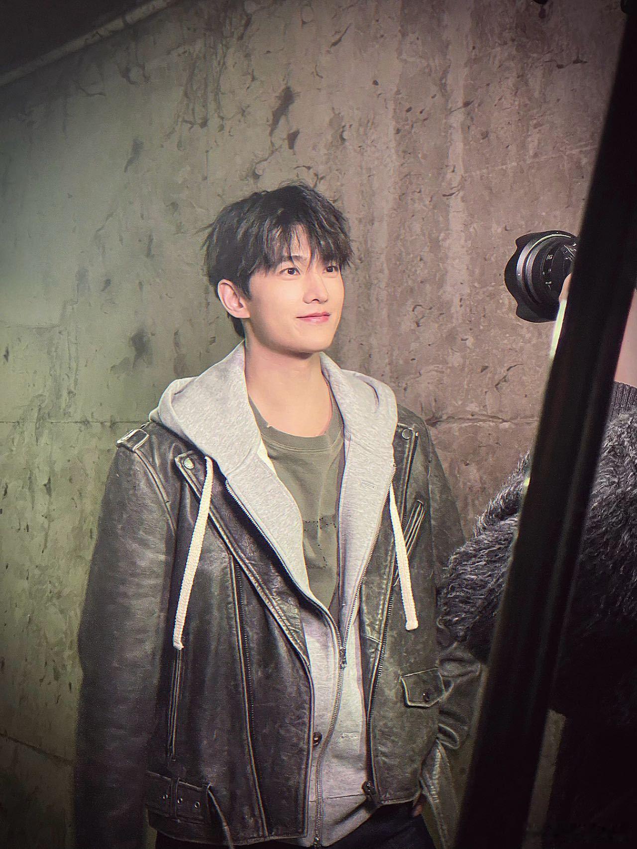 这跟杨洋亲我有什么区别杨洋片场名场面甜到上头，吐槽镜头近得像要亲脸，破碎感与搞