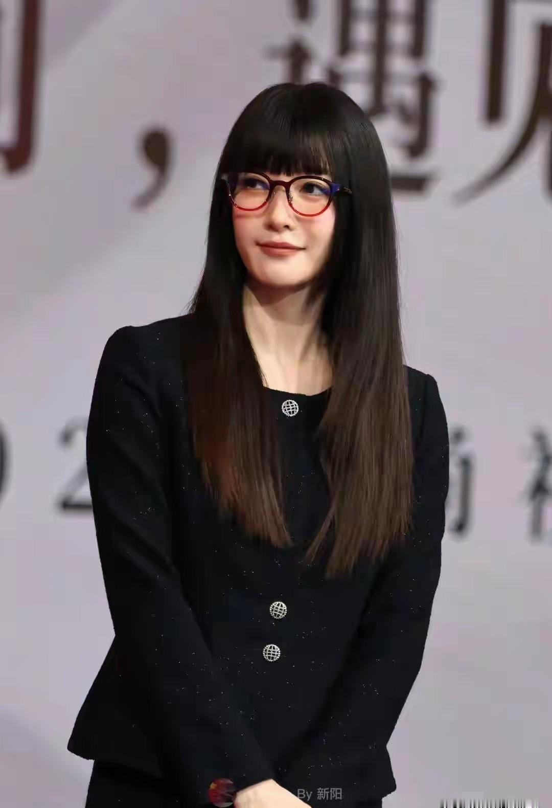 江疏影红毯造型炸锅了。网友直接喊话：这还是她吗？前卫到让人认不出，时尚圈这次