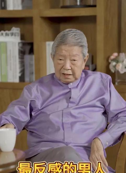 杨澜问蔡澜，你最不喜欢的男人是什么样？蔡澜直言不讳地说，我不喜欢李敖，他把跟自