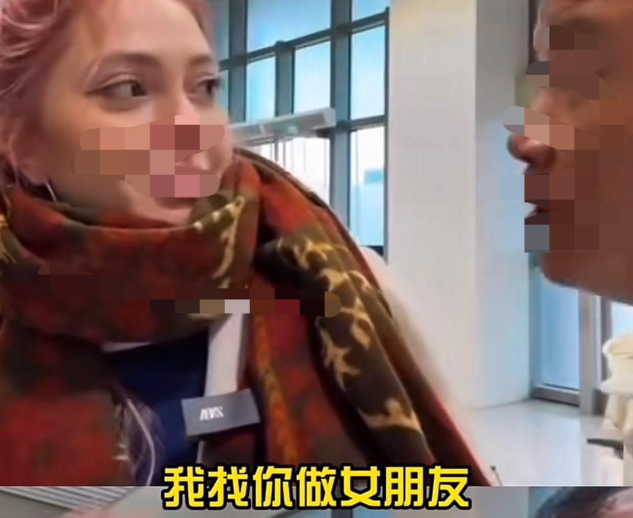 “真的太丢脸了！”。一外国女生到中国旅游在机场候机时，打开手机记录生活，没想到旁