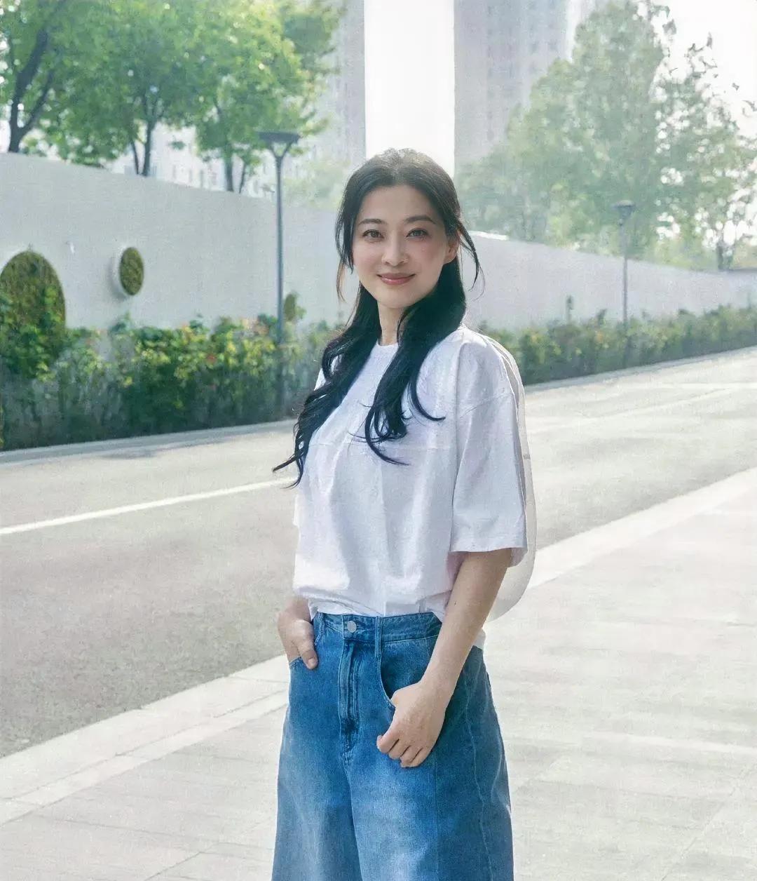 已经50岁的梅婷依然充满活力魅力无穷。