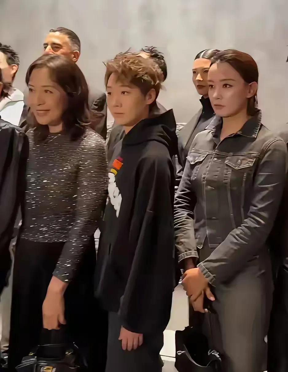 国乒健儿还真忙啊！刚刚结束多哈世乒赛的比赛，连夜回国的队员们，本以为她们会好好