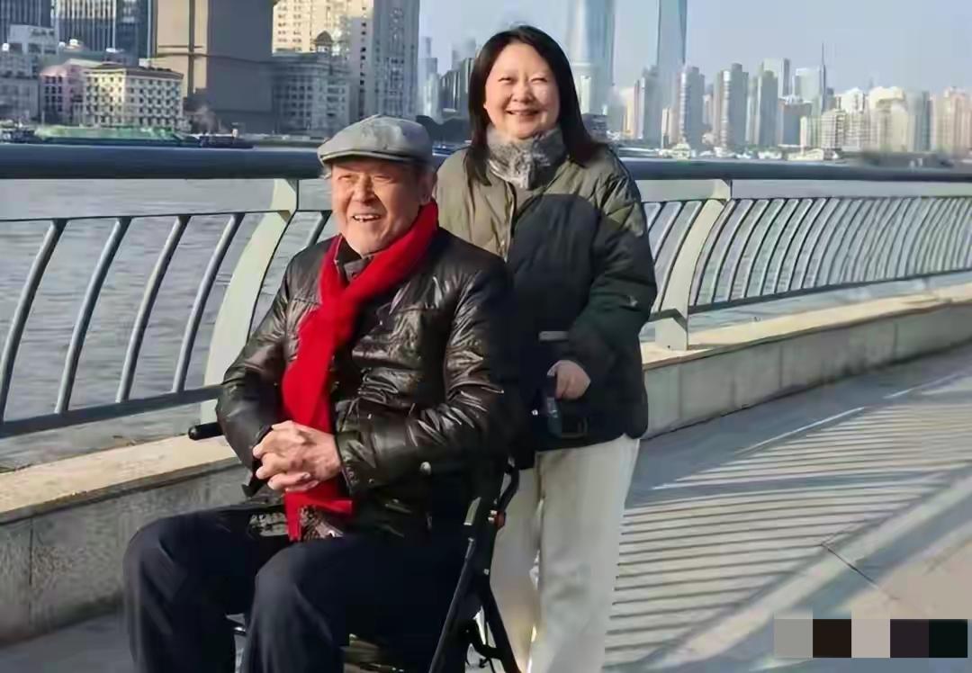 86岁的达式常老师真的太有魅力了，即便坐着轮椅现身，眉宇间仍是昔日“男神”模样。