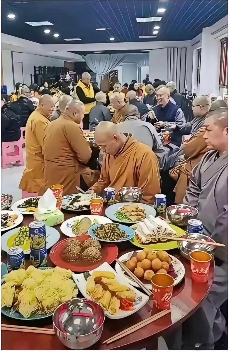 震惊，太震惊了近日我在网上刷到一张照片，直接颠覆了我的认知！画面里一群僧人