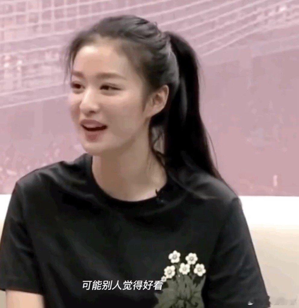 早期选秀节目里的王楚然王楚然选秀时和现在完全一模一样呢，这算是女明星没整容的最好