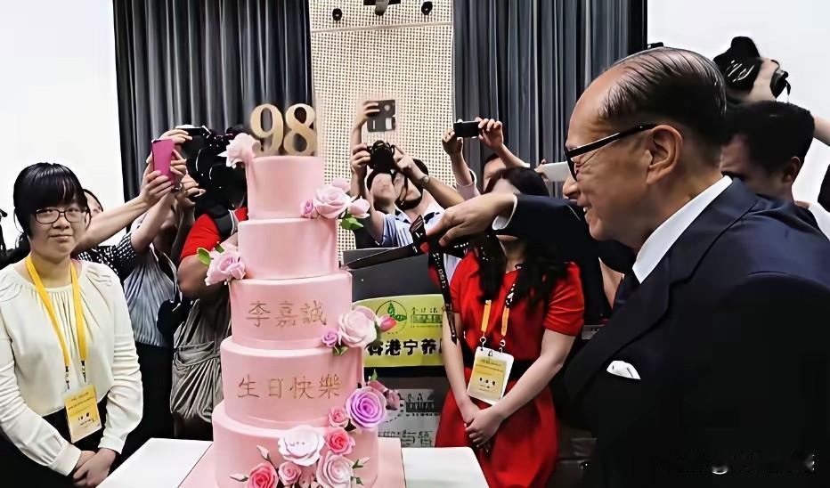 李嘉诚低调过生日！每年7月29日是李嘉诚的生日，如今他已经98岁高龄，近期他低调